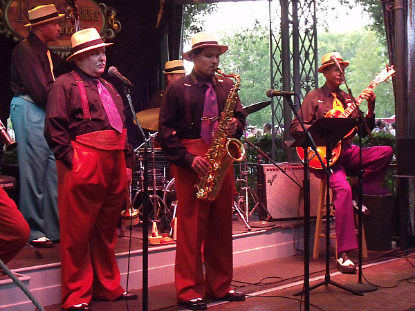 Jazz Entertainment at French Market Disneland