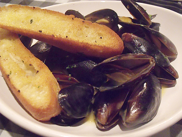 Mussels a la Mimi’s with French Baguette Croutons