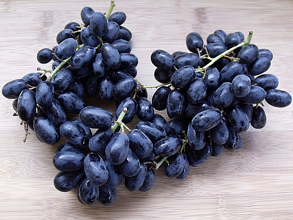 black muscato grapes