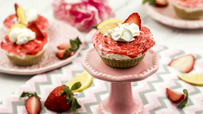 No Bake Strawberry Lemonade Mini Cheesecakes - Handle the Heat