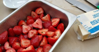 strawberry crumb cake