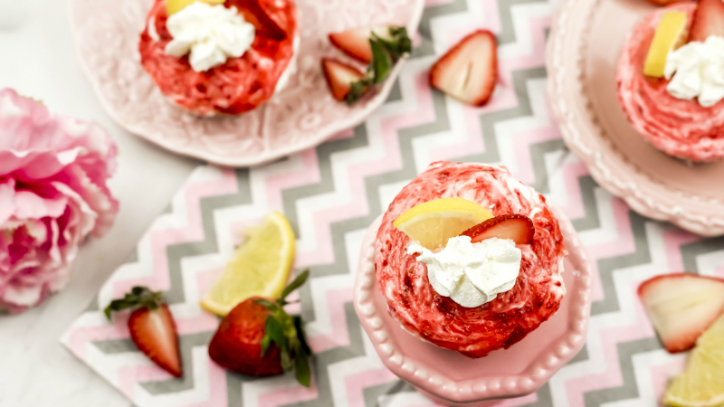 mini strawberry lemonade cheesecakes