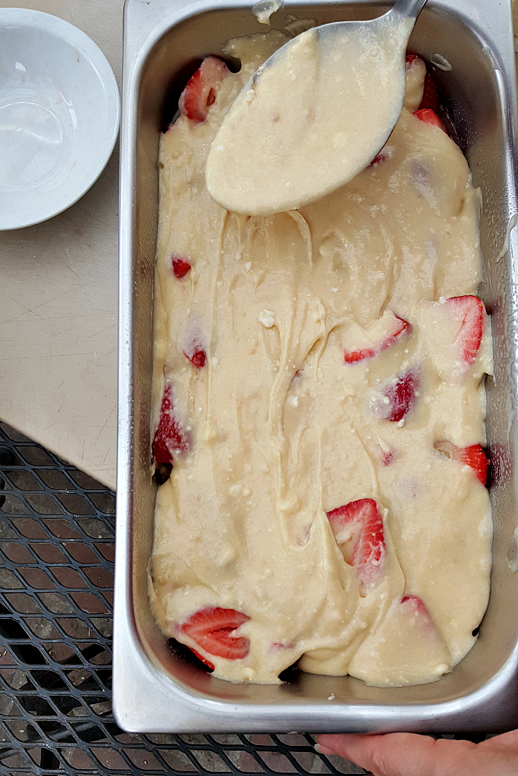 Easy Strawberry Crumb Cake Recipe