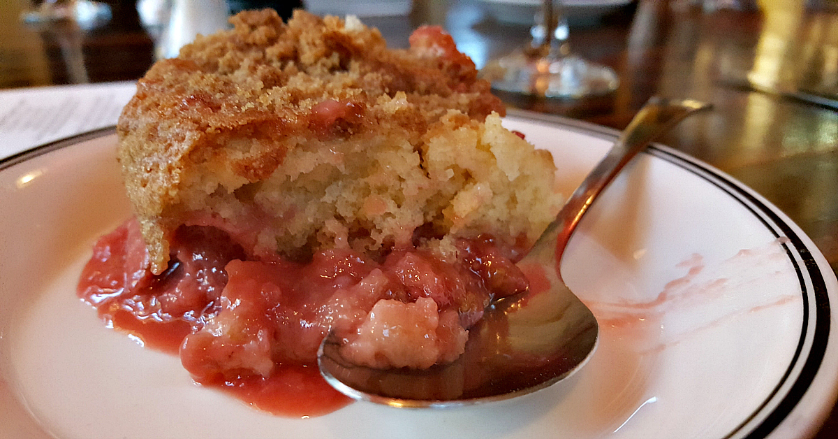 strawberry crumb cake