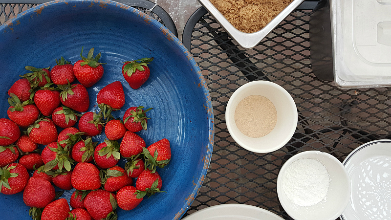 strawberry crumb cake ingredients