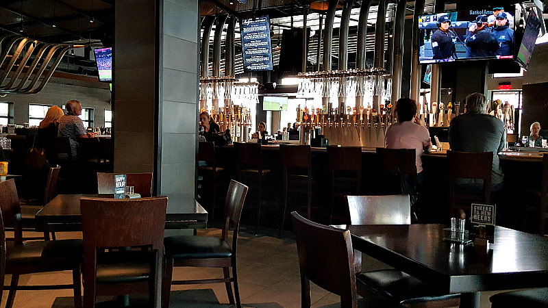 yard house dining room bar