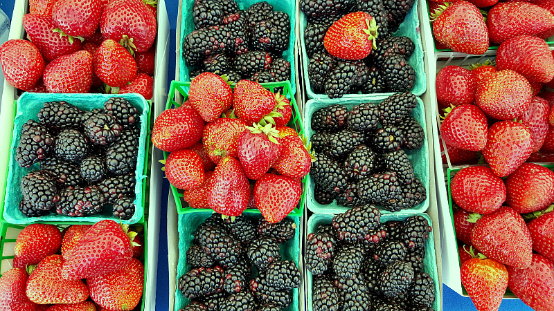 mdr farmers market strawberries