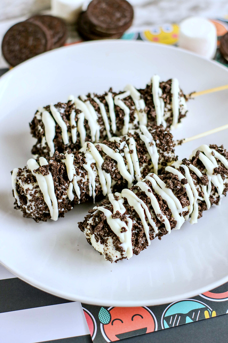 Easy Oreo Marshmallow Pops Recipe - Cookies and Cream treat made with white chocolate