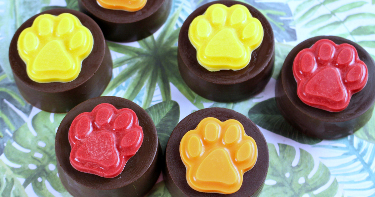 chocolate dipped oreos with paw prints