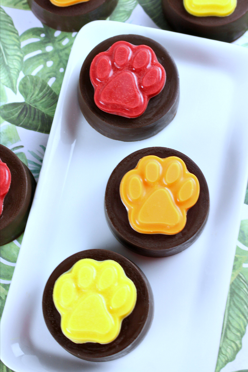 lion king paw print oreo cookies on white plate