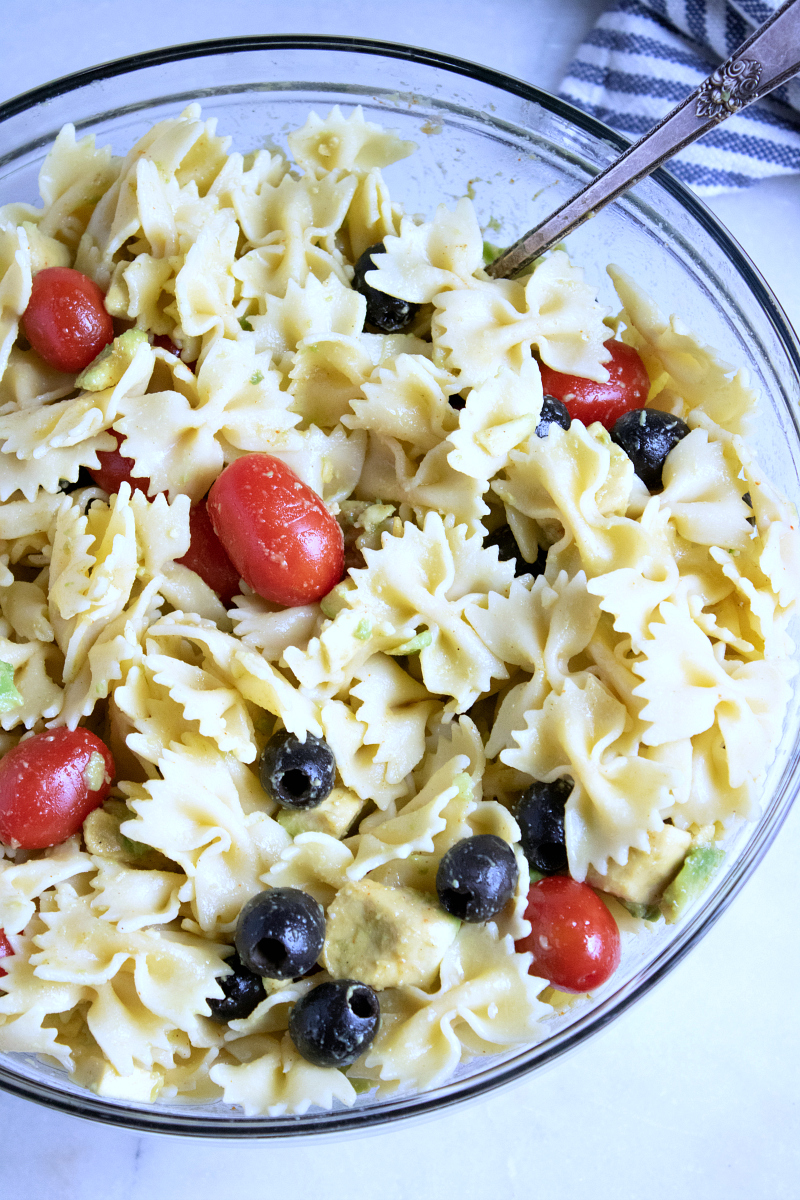 Avocado Bow Tie Pasta Salad Recipe #PastaSalad #PastaSaladRecipes #Vegetarian