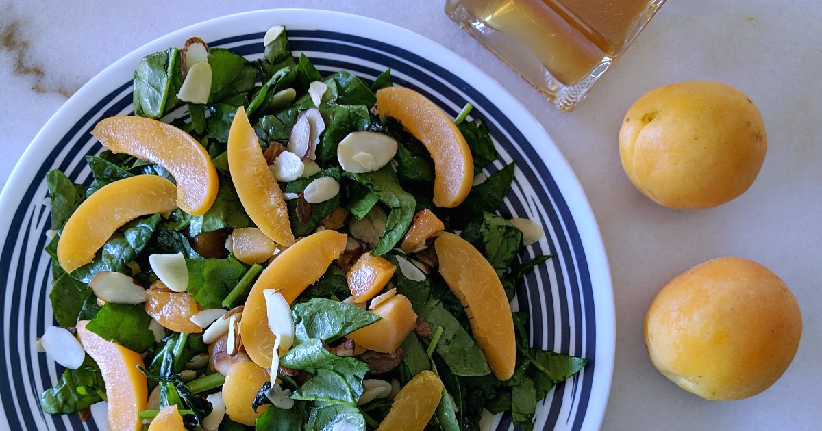almond apricot salad with balsamic vinegar and apricots