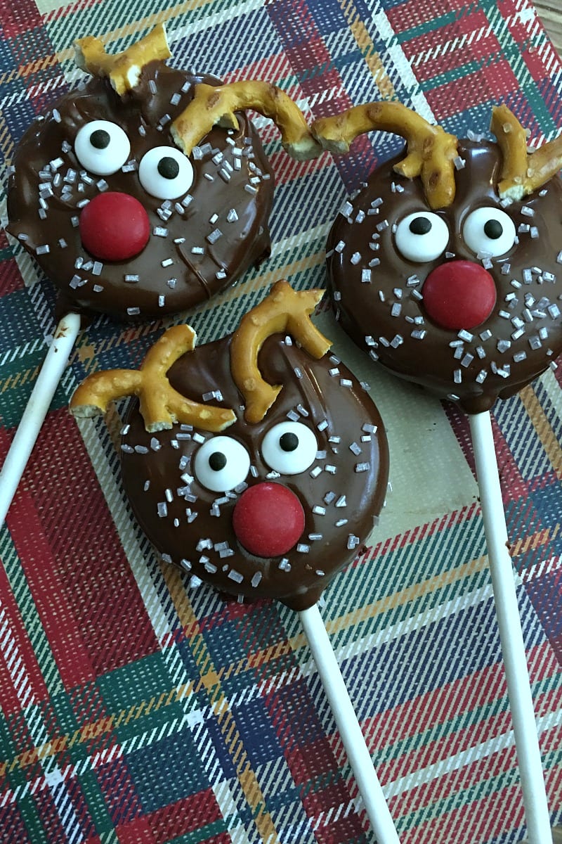 Holiday Reindeer Oreo Pops Recipe #reindeer #ReindeerCookies #HolidayCookies #ChristmasCookies #reindeerrecipe #recipe #christmasrecipe #oreo #oreopops #cookiepops #dippedoreo #dippedoreos #dippedoreocookies #dippedcookies #reindeercookies