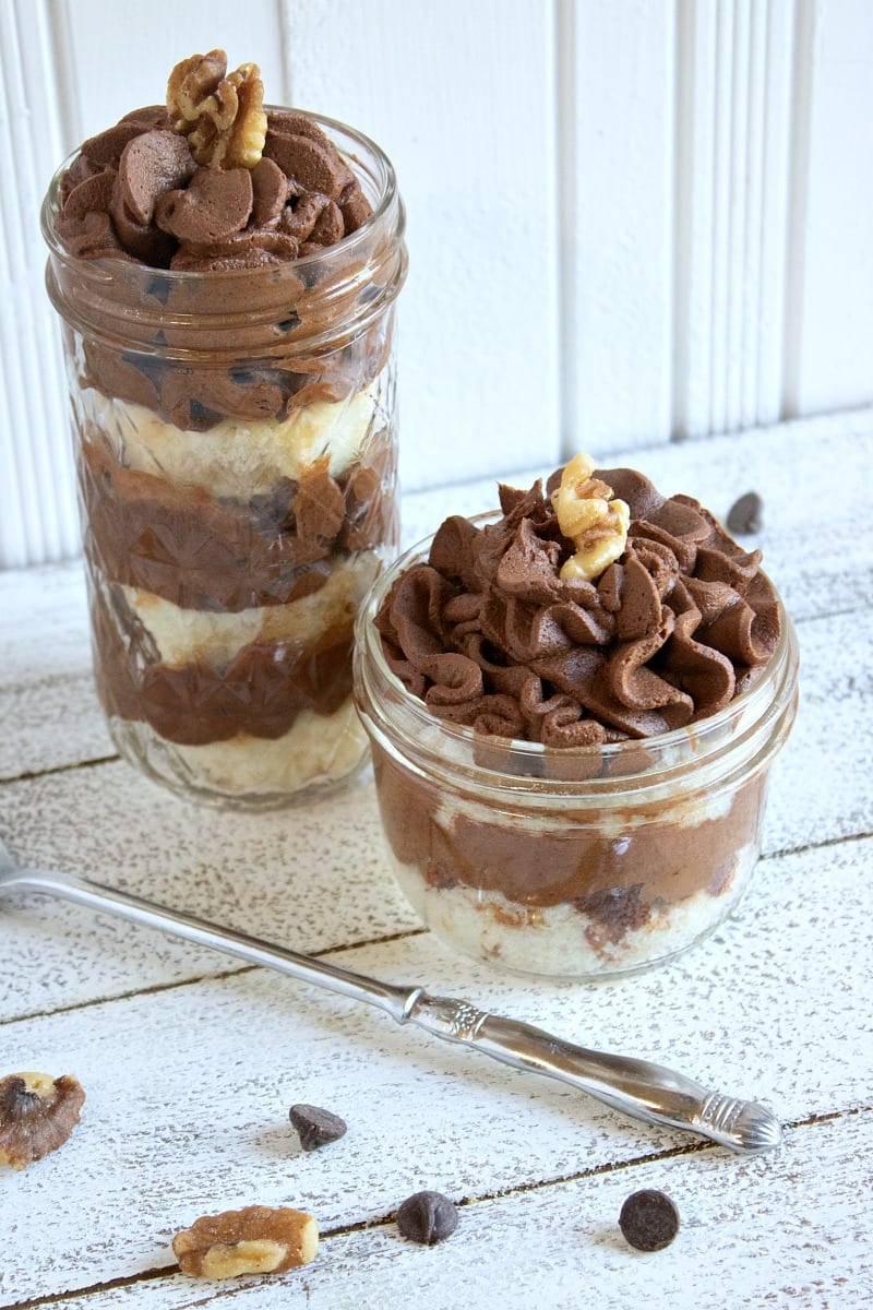 Mason Jar Chocolate Pumpkin Trifle Recipe - individual desserts for a holiday party or dinner buffet #pumpkinspice