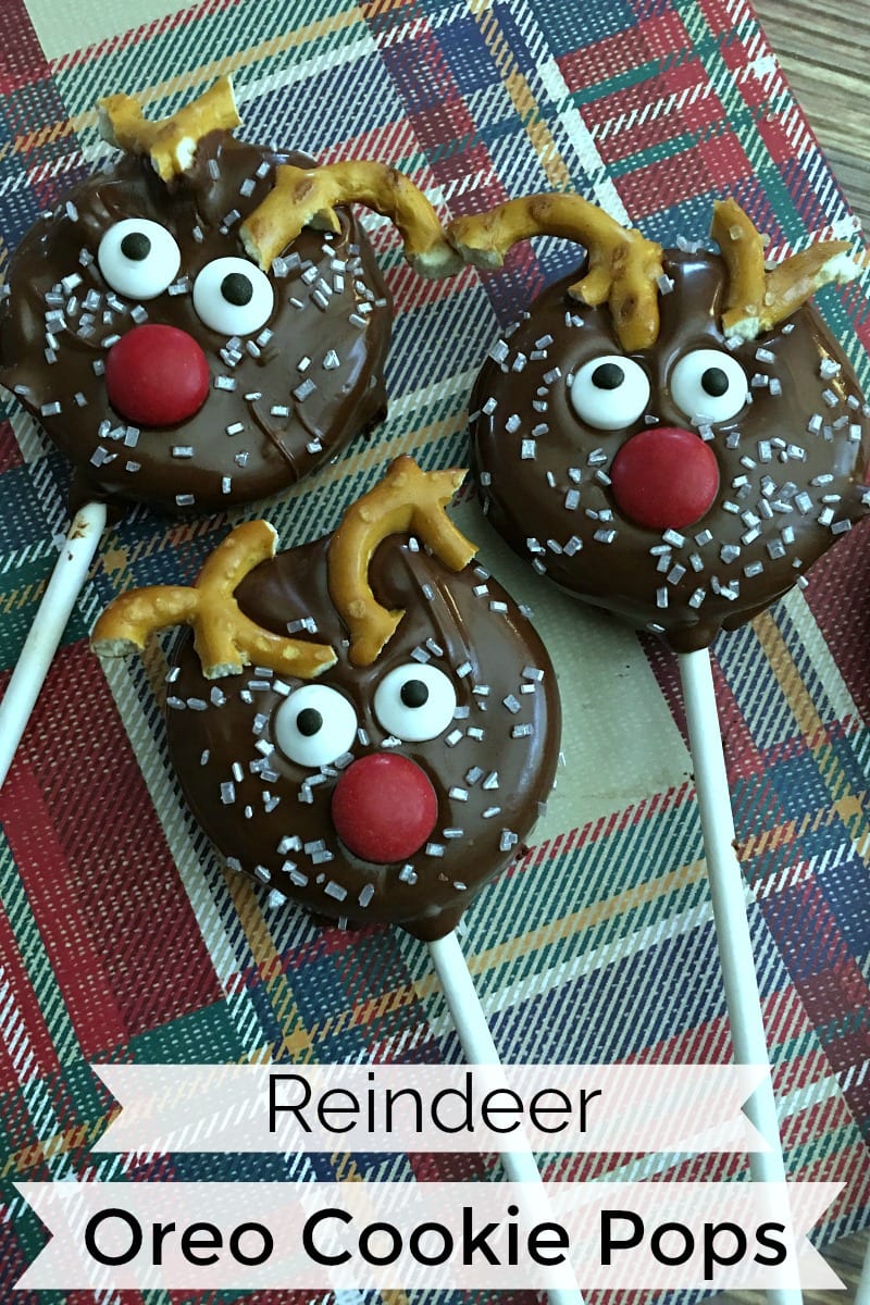 Holiday Reindeer Oreo Pops Recipe #reindeer #ReindeerCookies #HolidayCookies #ChristmasCookies #reindeerrecipe #recipe #christmasrecipe #oreo #oreopops #cookiepops #dippedoreo #dippedoreos #dippedoreocookies #dippedcookies #reindeercookies