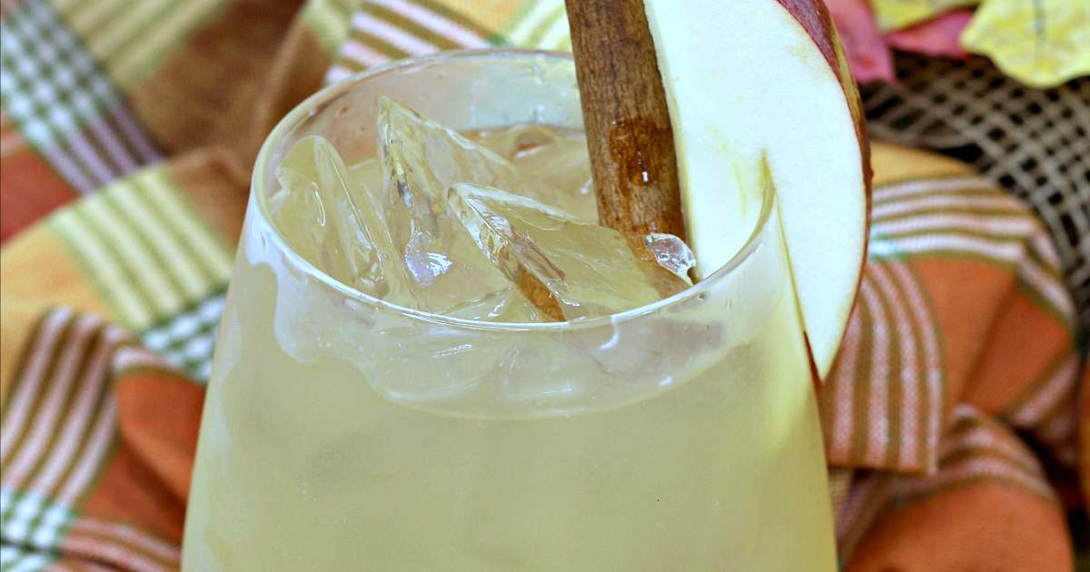 close up apple cider drink