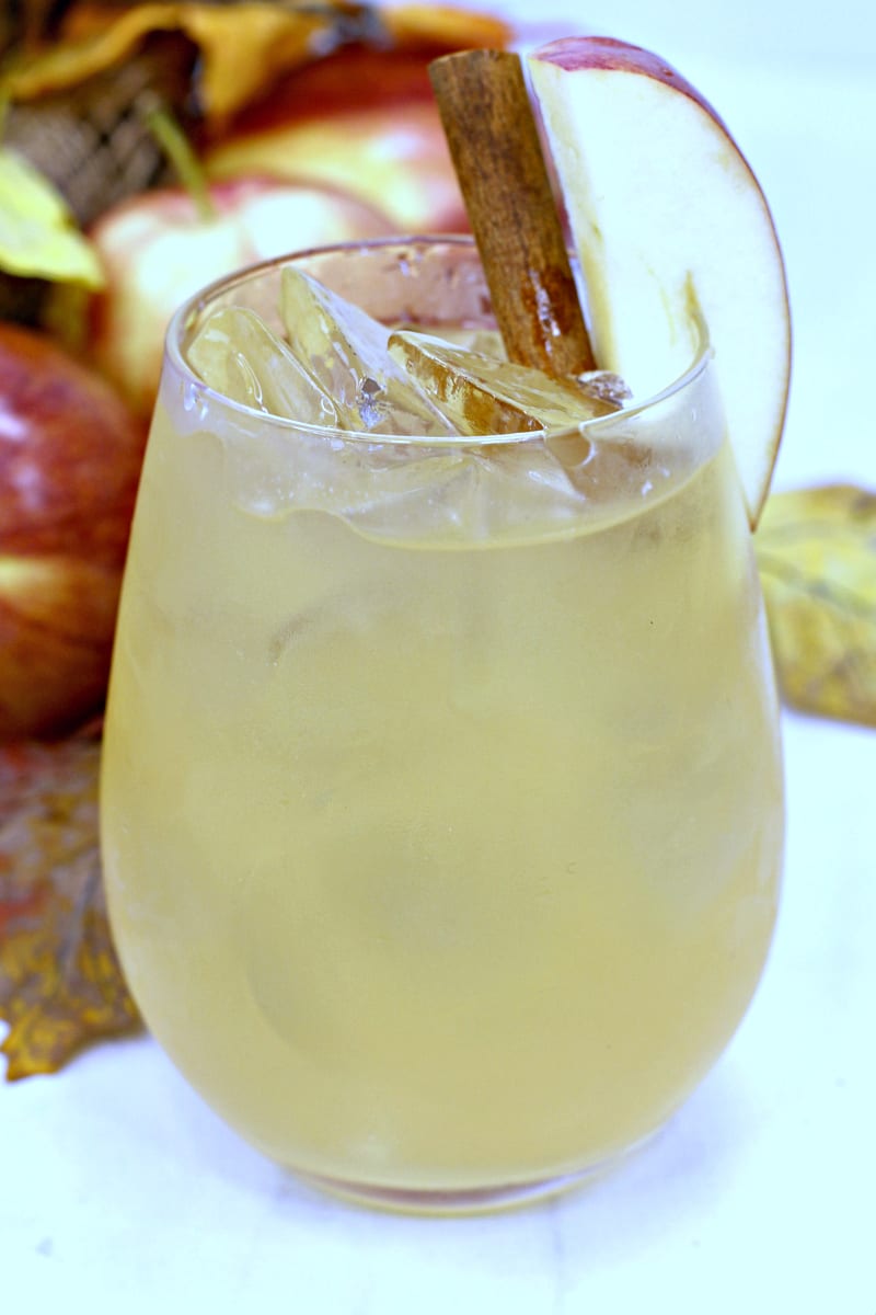 Bourbon Maple Apple Cider Cocktail Recipe for adults 21+ #cocktail #FallCocktail #Recipe #Bourbon #Whiskey #Maple #Cider #AppleCider #FallDrink #MapleCocktail #BourbonCocktail #CocktailRecipe