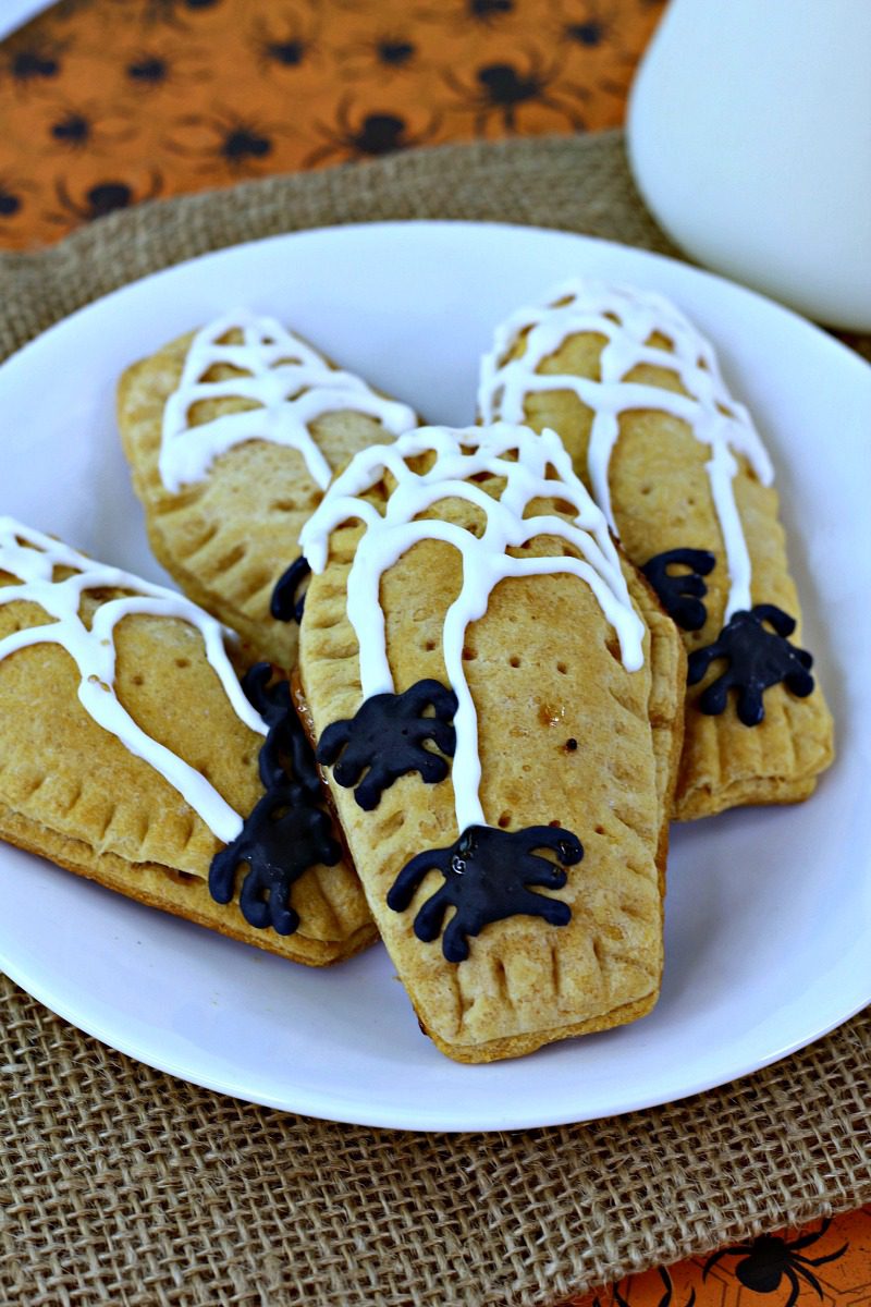 Halloween Pop Tart Recipe #Halloween #HalloweenRecipe #PopTarts #PopTart #HomemadePopTarts #SpiderWeb #HalloweenBreakfast #BreakfastTreat #HomemadeHalloween #HalloweenSpider #Spiders #Recipe