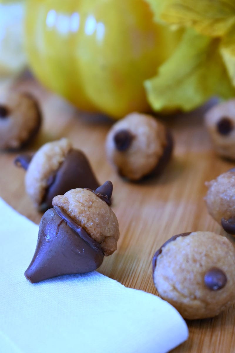 Acorn Kisses Recipe #Thanksgiving #hersheykisses #cookies #FallCookies #FallDessert #ThanksgivingDessert #ThanksgivingCookies #AcornCookies