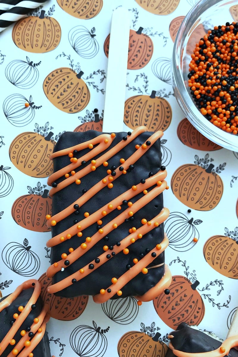 This holiday is meant for sweet fun, so you will want to make my easy orange and black Halloween Rice Rice Krispie pops..