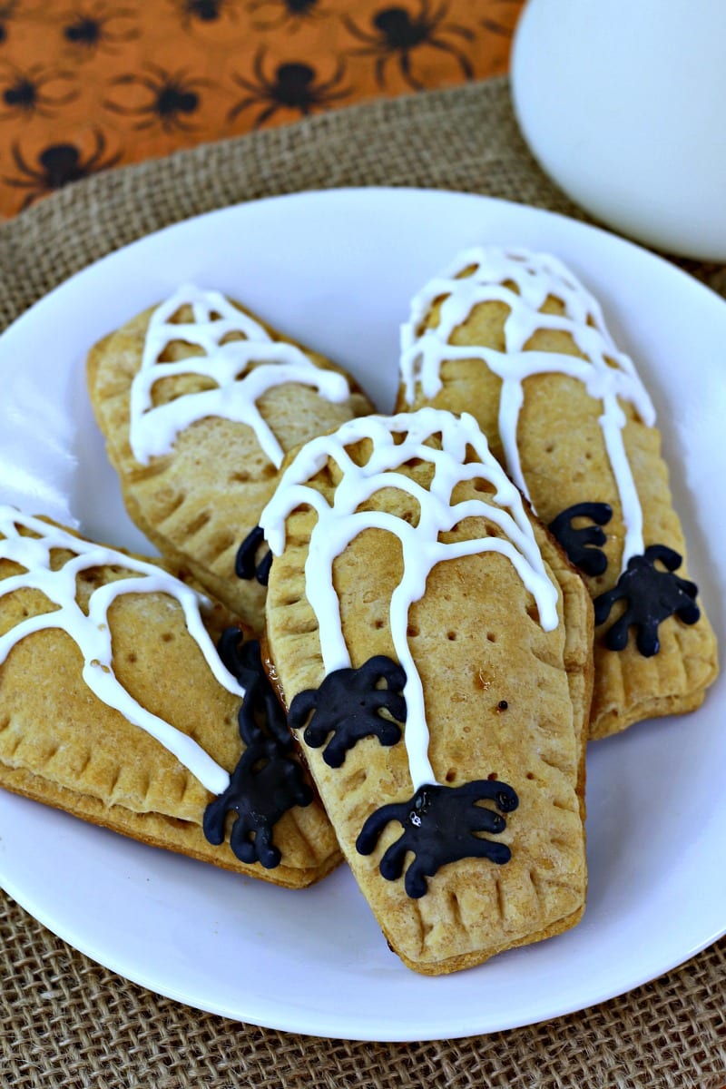 Halloween Pop Tart Recipe #Halloween #HalloweenRecipe #PopTarts #PopTart #HomemadePopTarts #SpiderWeb #HalloweenBreakfast #BreakfastTreat #HomemadeHalloween #HalloweenSpider #Spiders #Recipe