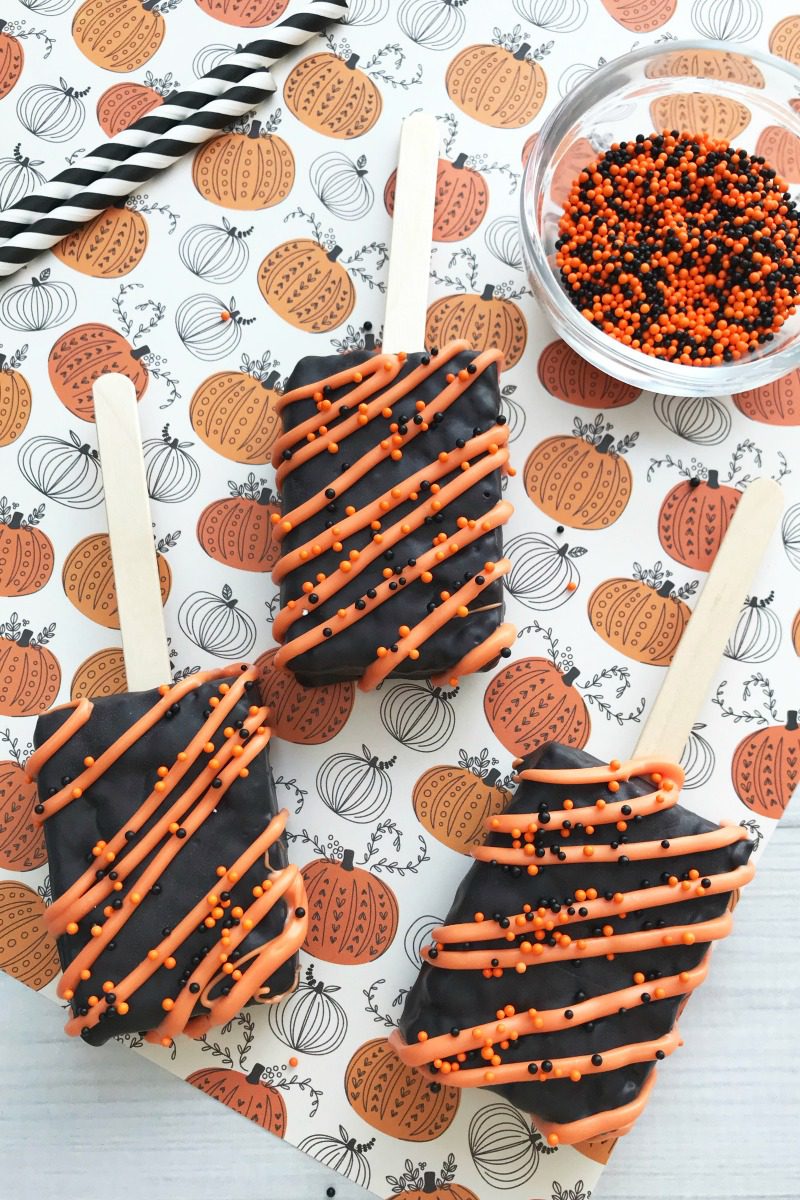 This holiday is meant for sweet fun, so you will want to make my easy orange and black Halloween Rice Rice Krispie pops..