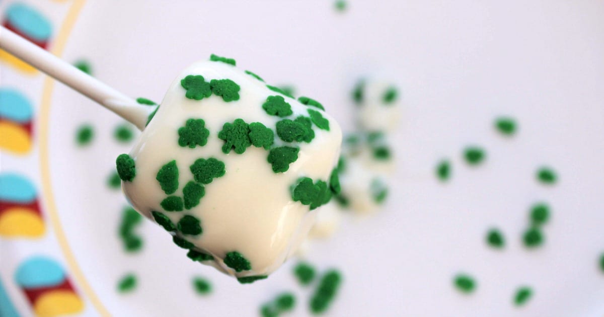 making st patricks day marshmallow pops