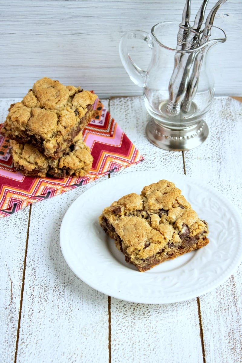 Walnut Chocolate Chip Cookie Bars Recipe #Walnuts #CookieBars #ChocolateChipBars #cookies