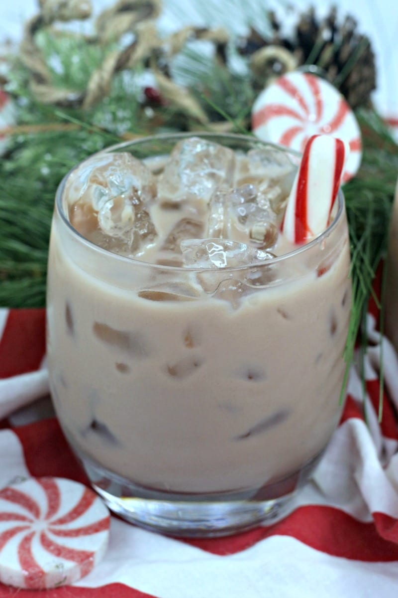 Chocolate Peppermint White Russian Cocktail Recipe #WhiteRussian #Cocktail #HolidayCocktail #AdultBeverage #PeppermintCocktail