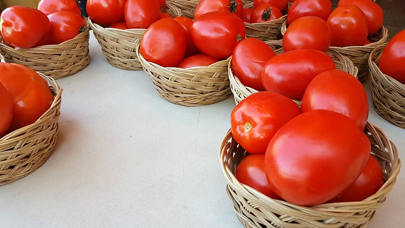 fruit stand tomatoes in baskets