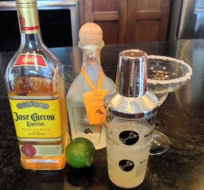 making a classic margarita