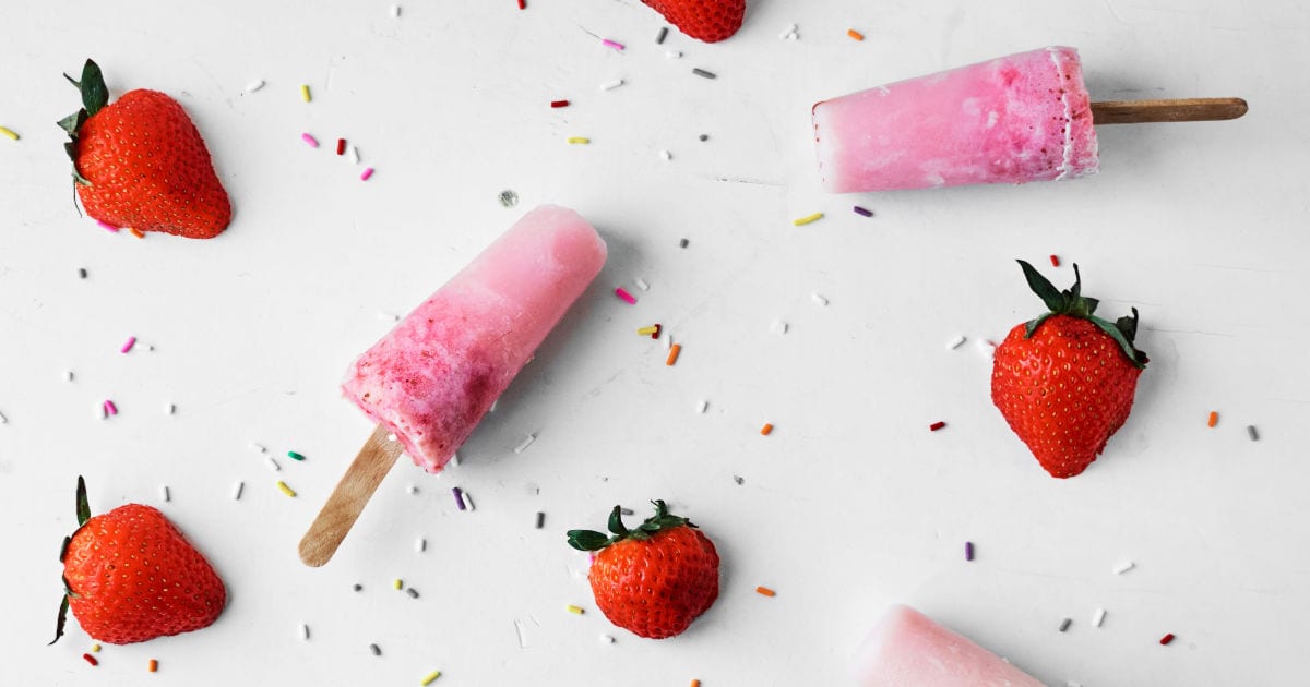 creamy strawberry popsicles