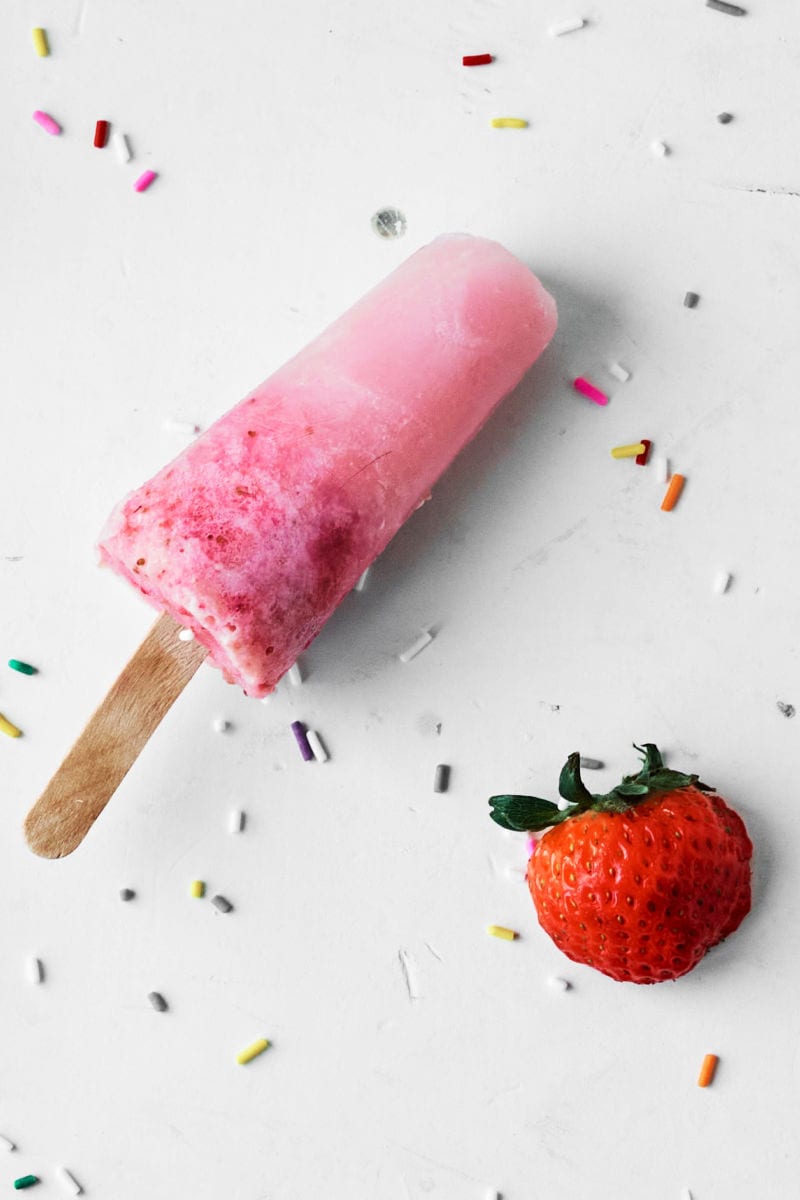 Creamy Vegan Strawberry Popsicles Recipe #popsicle #popsicles #veganpopsicles #fruitpopsicles #icepops