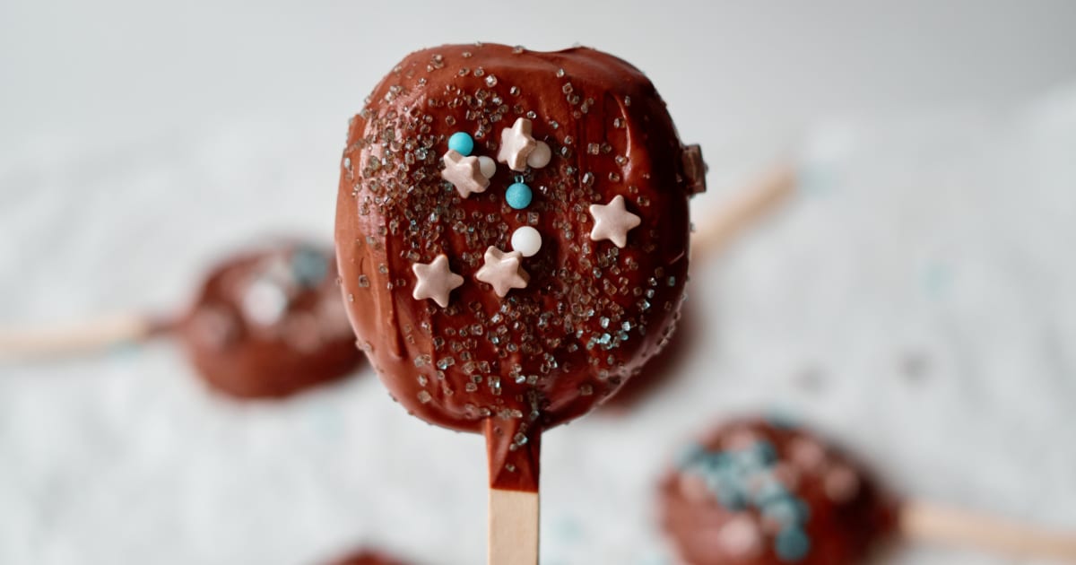 holiday chocolate dipped apple slice