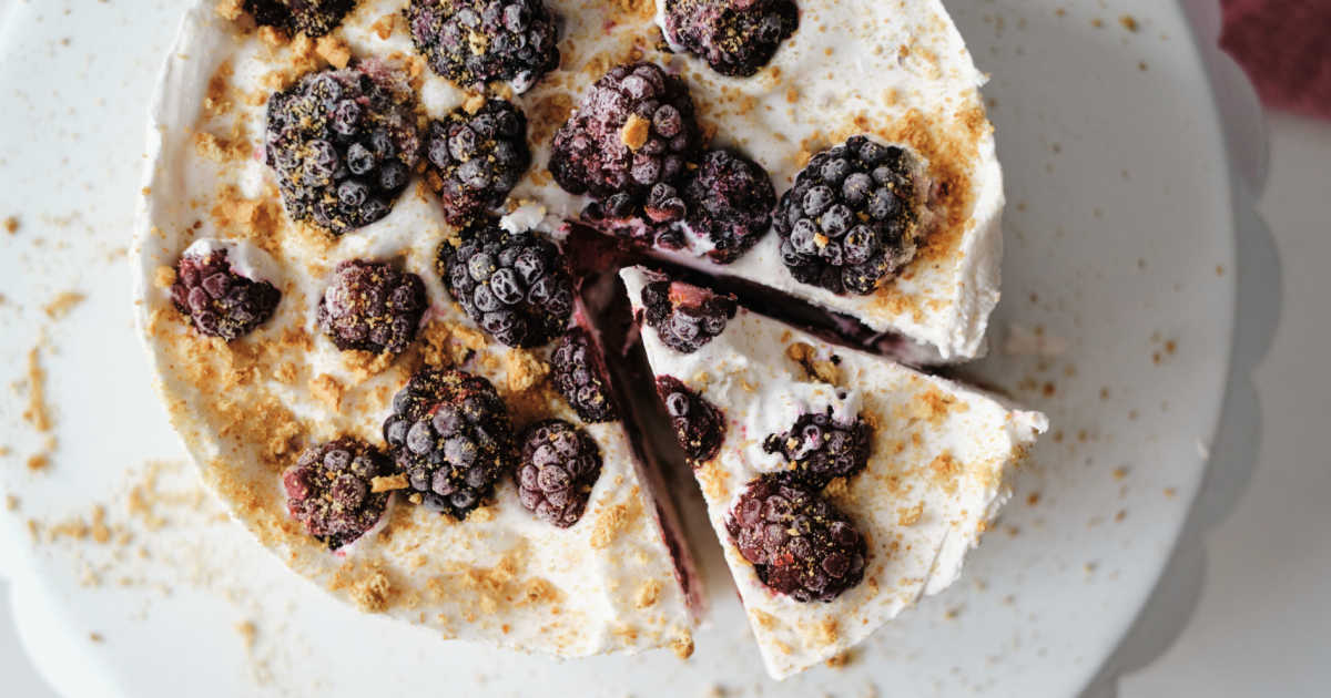 blackberry frozen yogurt cake overhead view.