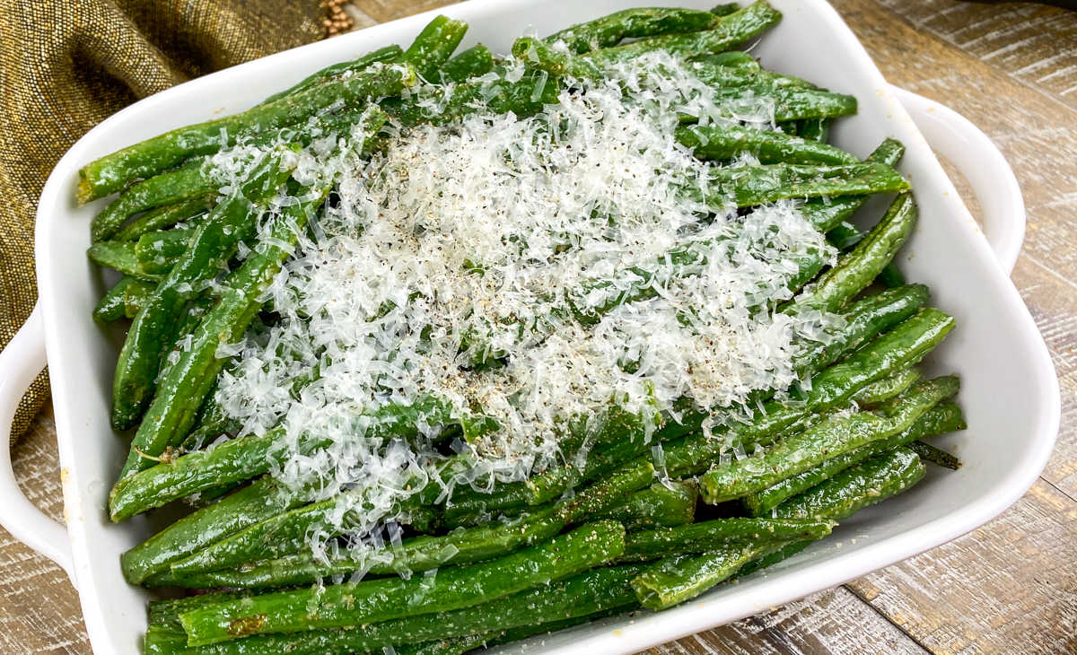 close up roasted green beans.