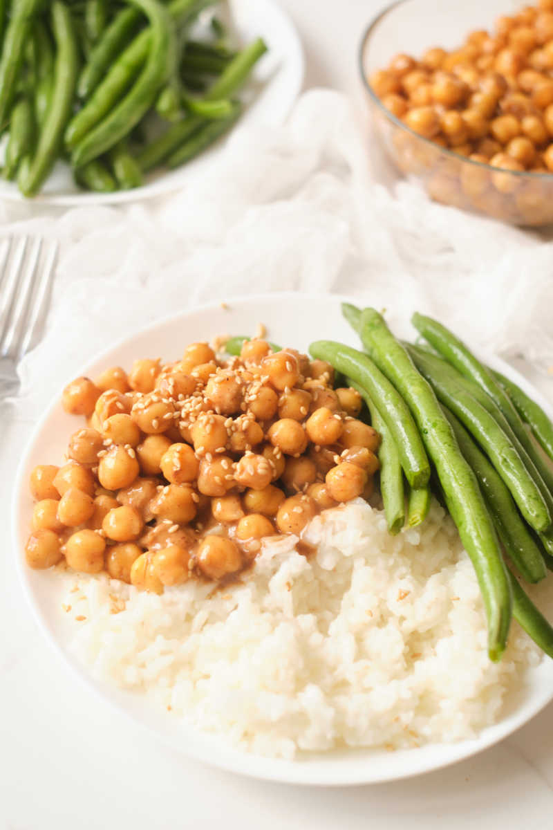 Craving restaurant-style General Tso's but looking for a vegan option? Look no further! This easy recipe uses chickpeas and hoisin sauce to create a delicious, authentic-tasting dish that's ready in just 15 minutes. Perfect for a quick weeknight dinner or satisfying plant-based meal.