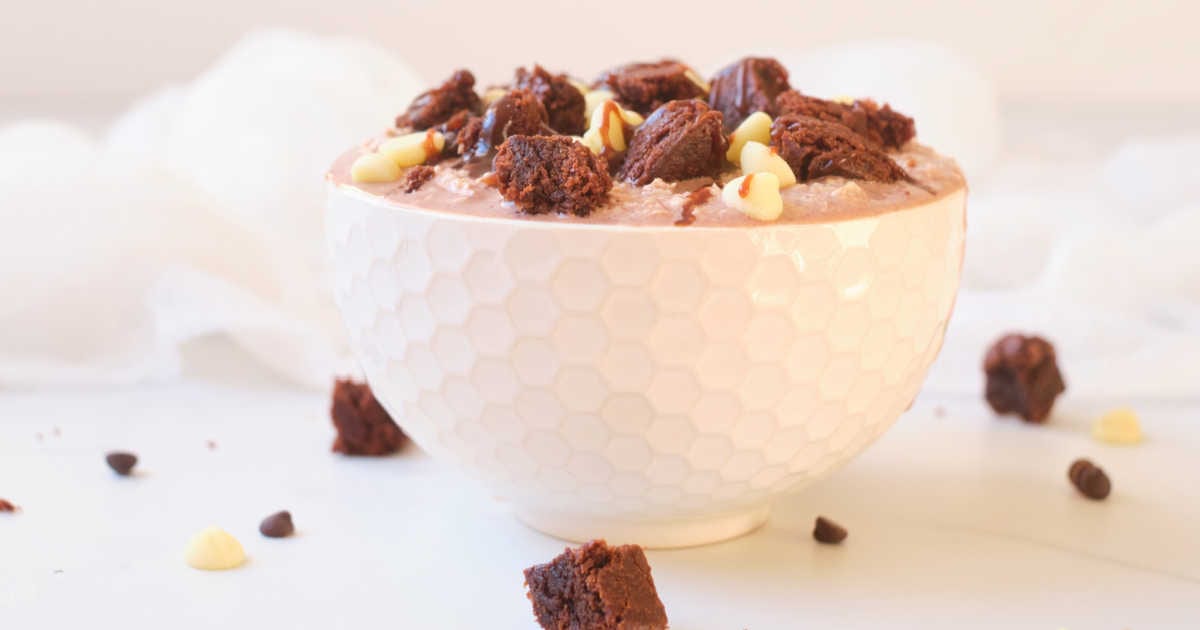 brownie overnight oats bowl.