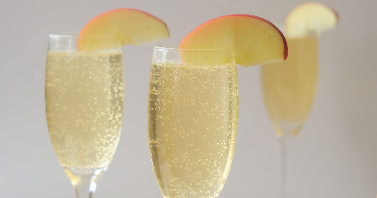 SPARKLING APPLE MOCKTAIL - Nourish Nutrition Blog