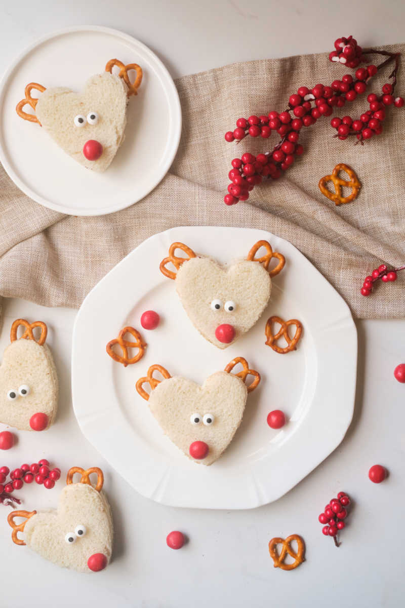 This reindeer Nutella sandwich recipe is absolutely adorable and delicious, so it is perfect to serve throughout the holiday season.