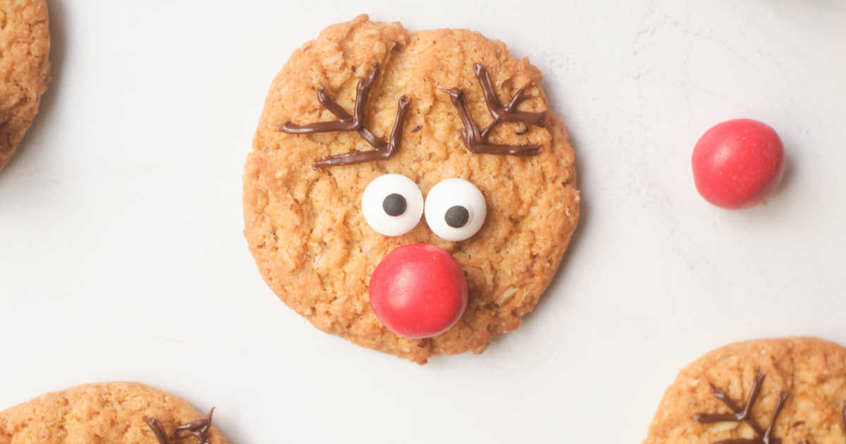 how to decorate a christmas reindeer cookie