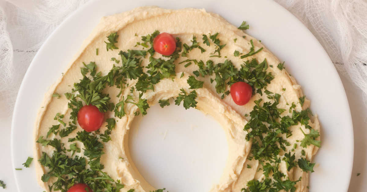 hummus wreath with grape tomatoes