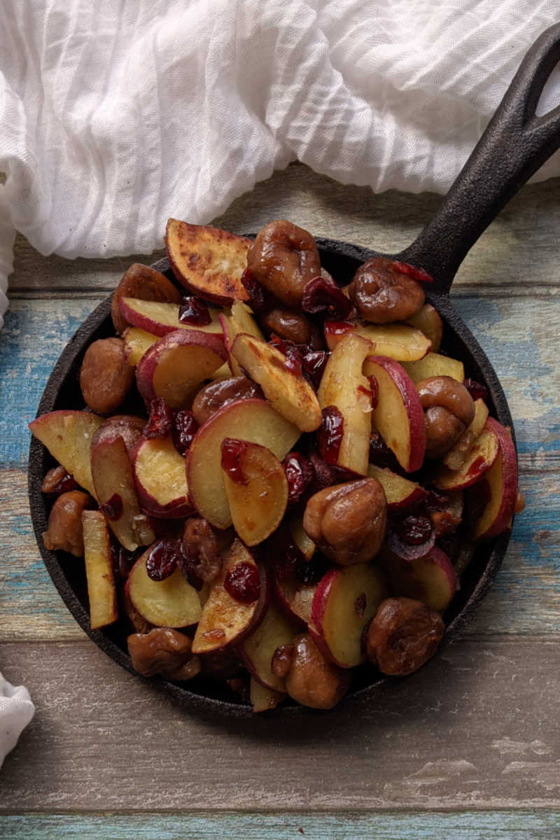 Follow this holiday skillet yams recipe, so you can make an easy and delicious side dish with cranberries, chestnuts and yam. 