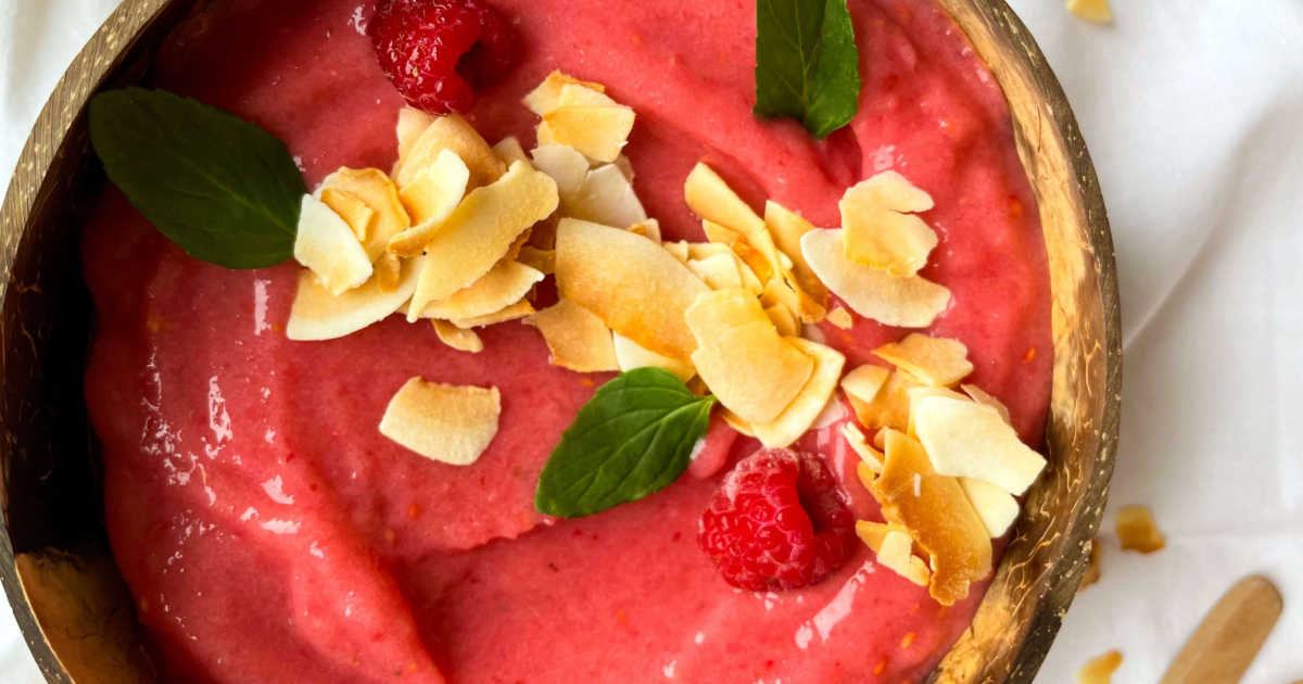 Raspberry Pineapple Smoothie Bowl