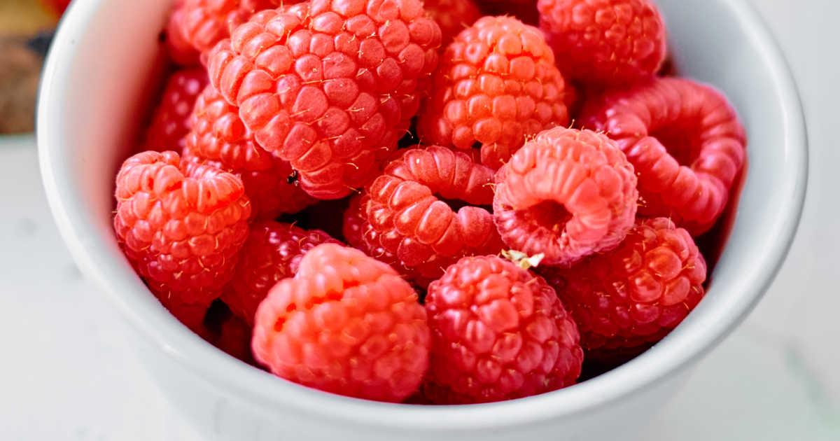 bowl of raspberries