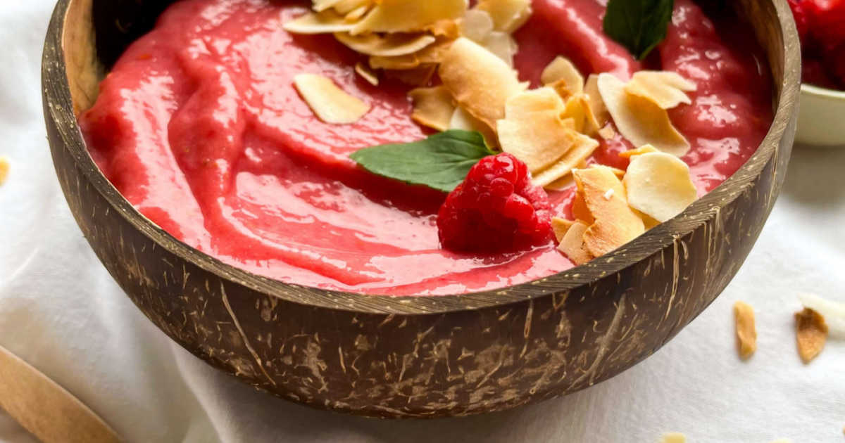 pineapple raspberry vegan smoothie bowl