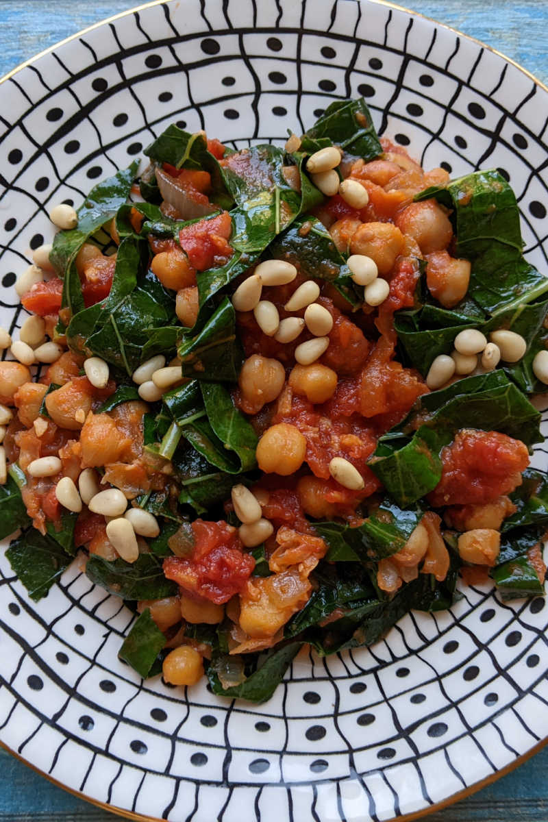 An easy vegan skillet recipe with collard greens, chickpeas and tomato sauce is perfect, when you want a satisfying no-stress meal. 