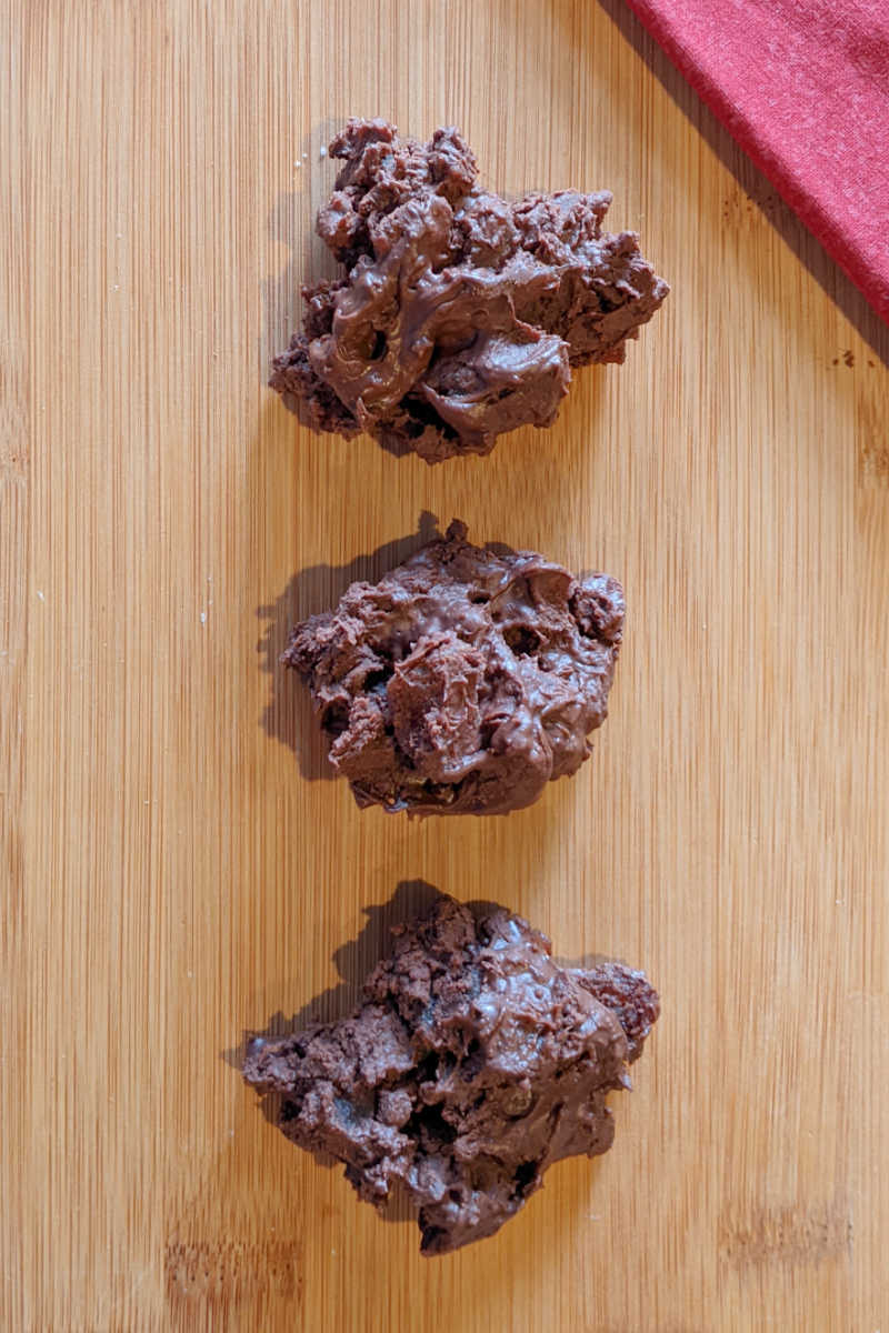 Make homemade chocolate ginger clusters, so you can enjoy an easy sweet and spicy treat with only two ingredients. 