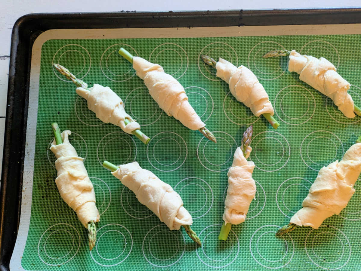 assembled asparagus crescents