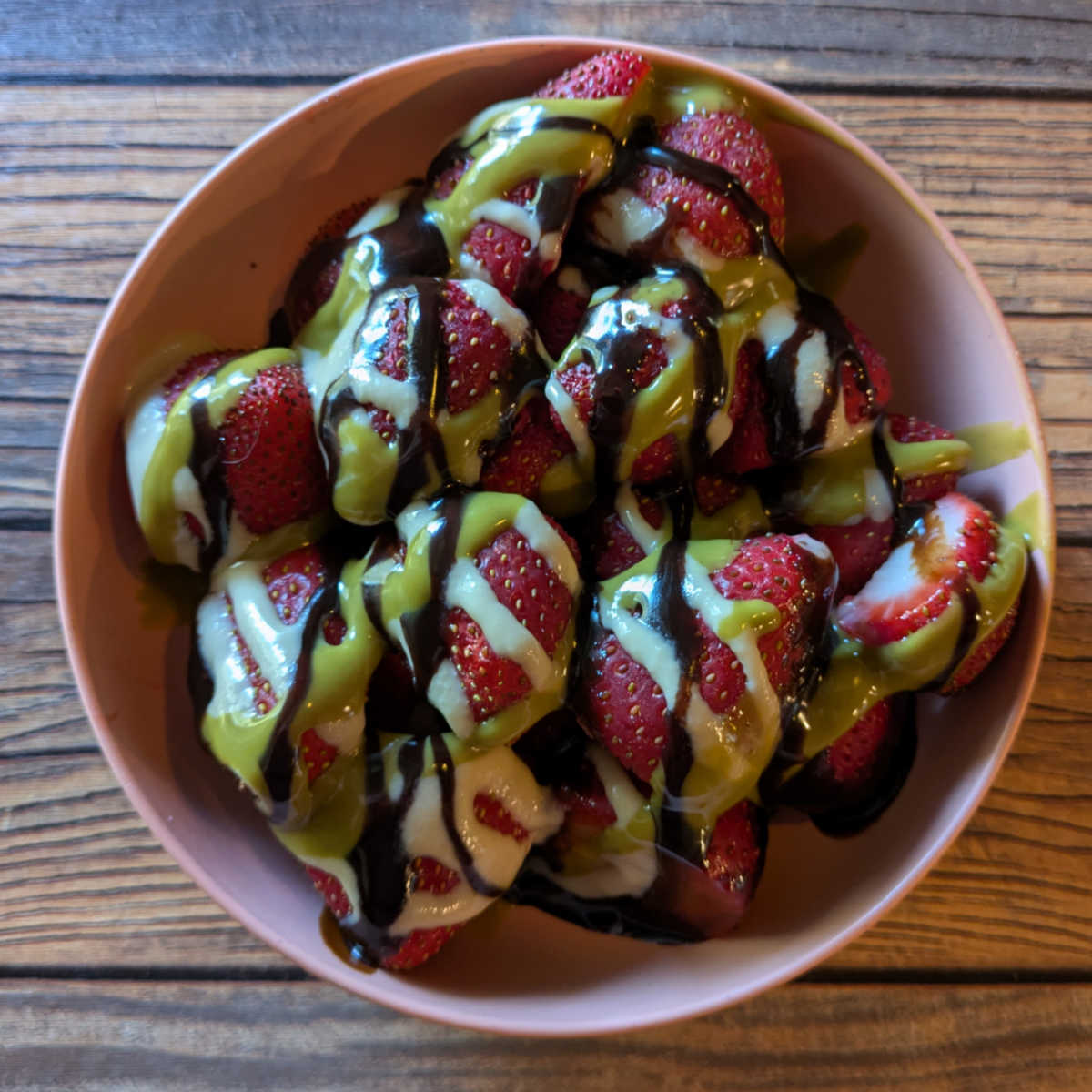 bowl of dubai chocolate strawberries